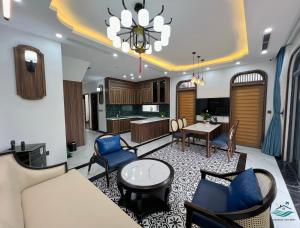 Cái RồngRosa Villa - Sonasea Vân Đồn的客厅配有沙发、椅子和桌子