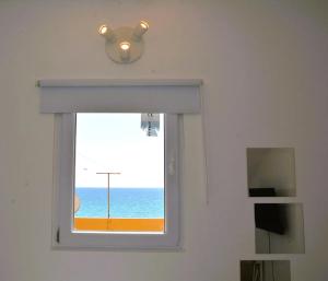 法鲁BLife Faro Beach Hostel的海景客房的窗户
