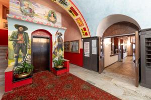 卡纳泽伊Hotel Dolomiti Schloss的墙上挂着牛仔画的走廊