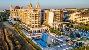 锡德J'adore Deluxe Hotel & Spa Ultra All Inclusive的享有带游泳池的度假村的空中景致