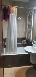 拉古莱特LUX & VIP apartment at Berges du Lac 2 Tunis的浴室设有白色的淋浴帘和水槽