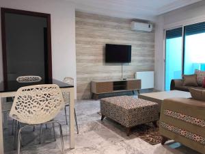 拉古莱特LUX & VIP apartment at Berges du Lac 2 Tunis的带沙发和电视的客厅