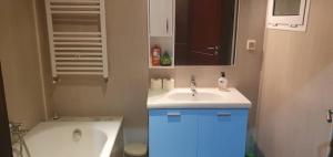拉古莱特LUX & VIP apartment at Berges du Lac 2 Tunis的浴室配有盥洗盆和浴缸。