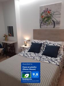 奥波里尼奥Casa en piedra (Stone House)的一间卧室,配有一张蓝色标牌的床