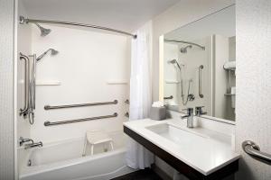 海厄茨维尔华盛顿BW花园道智选假日酒店的白色的浴室设有水槽和浴缸。