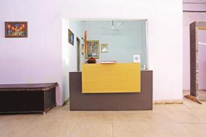 新德里Twamev Punjabi Bagh的黄色和棕色的房间里的一个柜台