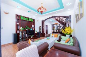 头顿433 Villa Hồ Bơi Gần Biển Bãi Sau - Free Karaoke的带沙发和电视的客厅