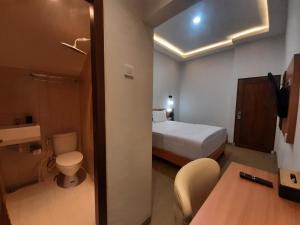 日惹Griya Endika Syariah的酒店客房设有一张床和一个卫生间。