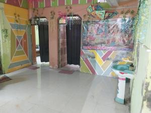 马图拉Krishna Home Stay的浴室设有卫生间和涂鸦墙