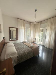 科哥莱托皮内塔酒店的卧室配有床、镜子和窗户。