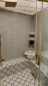 尚勒乌尔法BABIL ANTIQUE HOTEL的一间带卫生间的浴室和瓷砖地板。