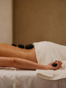 罗兹格兰德酒店的一位妇女躺在床上,带毛巾