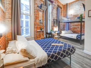 纽约Empire Broadway Retreats的卧室配有砖墙内的床铺