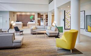 奥克维尔Holiday Inn & Suites Oakville at Bronte, an IHG Hotel的大堂配有沙发、椅子和桌子