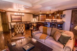 阿斯潘Aspen Mountain Residences, Luxury 2 BR Residence 15,1 Block from Ski Lifts的客厅配有沙发和桌子