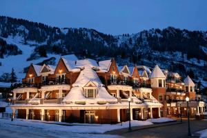 阿斯潘Aspen Mountain Residences, Luxury 2 BR Residence 15,1 Block from Ski Lifts的一座大建筑,上面有雪