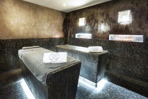 伊斯兰蒂拉AMA Residences Andalucia的带浴缸、床和毛巾的浴室