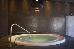 伊斯兰蒂拉AMA Residences Andalucia的设有带按摩浴缸的光线浴室
