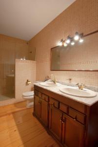 Sant Pau dʼOrdal玛西亚奥利维拉酒店的浴室设有2个水槽、卫生间和镜子。
