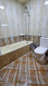 阿布扎比Paradiso Backpackers Nest 1的带浴缸和卫生间的浴室。