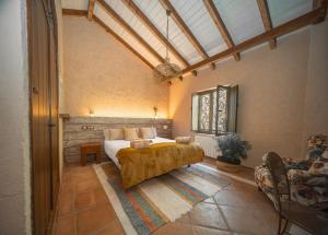 贝瑙汉Eco Hotel Cueva del Gato的一间卧室配有一张床和一个沙发