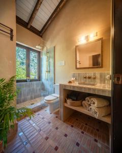 贝瑙汉Eco Hotel Cueva del Gato的一间带水槽、卫生间和镜子的浴室