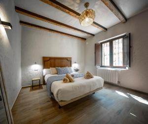 贝瑙汉Eco Hotel Cueva del Gato的一间卧室配有一张床,上面有两条毛巾