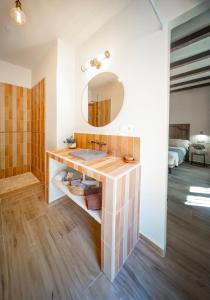 贝瑙汉Eco Hotel Cueva del Gato的一间带水槽和镜子的浴室