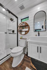 韦科Bluebonnet Trail的一间带卫生间、水槽和镜子的浴室