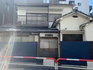 东京新宿家族連れ４LDKの子供つれ5星的房屋前有门的建筑物
