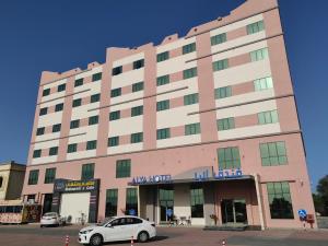 拜尔卡ALYA Hotel的前面有停车位的建筑