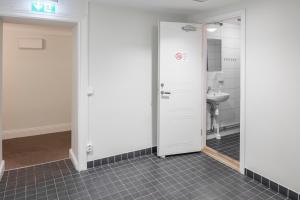 斯德哥尔摩城堡庄园酒店 的一间带卫生间、门和水槽的浴室