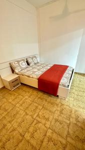 MamoudzouStudio Loulou, Tsoundzou2的一间卧室配有一张带红色毯子的床