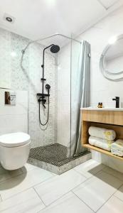 卡萨布兰卡orientalhotel东方酒店的带淋浴和卫生间的白色浴室