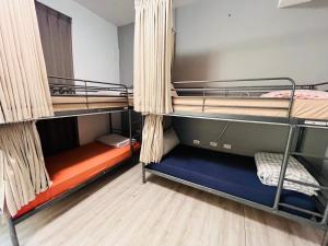 南投市綠色的日子的宿舍间内带两张双层床的客房