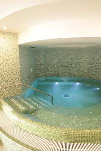 伊斯基亚Villa Diana - Beach & Rooms的客房内的大型按摩浴缸