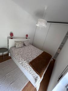 克卢什Apartamento acolhedor em Queluz的一间小卧室,配有床和地毯
