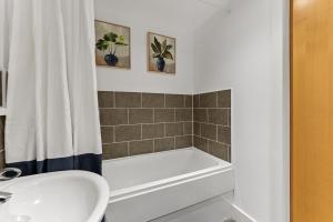 迪斯伯里Executive Apartment -Sleeps 6 - Newly Refurbished的带浴缸、水槽和浴缸的浴室