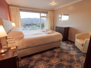 鲍内斯温德米尔Tanna Hill的酒店客房设有床和窗户。