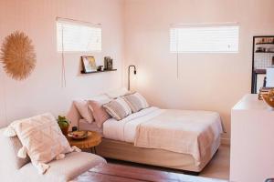 温特和克Garden Oasis的一间小卧室,配有一张床和一把椅子