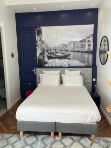 拉罗谢尔Chambre dans Hôtel Particulier 18e siècle Hyper Centre La Rochelle的一间卧室配有一张大床和蓝色床头板
