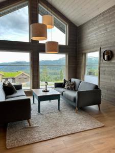 GiljaneNydelig hytte ved Voss Ski og Tursenter的客厅配有两张沙发和一张桌子