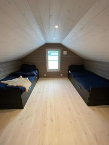 GiljaneNydelig hytte ved Voss Ski og Tursenter的大房间设有两张床和窗户