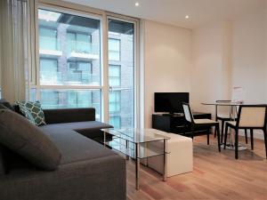 伦敦塔山服务式公寓的客厅配有沙发和桌子