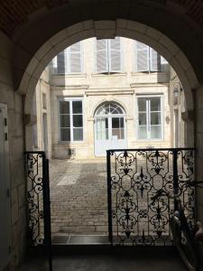 拉罗谢尔Chambre dans Hôtel Particulier 18e siècle Hyper Centre La Rochelle的带有开放式门的建筑物入口