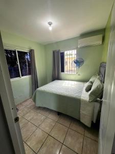 纳瓜casa nagüera的一间卧室设有一张床和两个窗户。
