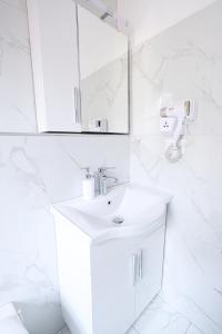培拉特Hotel Boutique BUZI的白色的浴室设有水槽和镜子