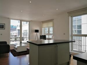 伦敦静物塔山高级公寓的客厅位于带窗户的房间中间,设有岛屿