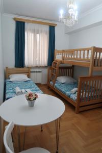 第比利斯guest house Merci的小房间设有两张双层床和一张桌子