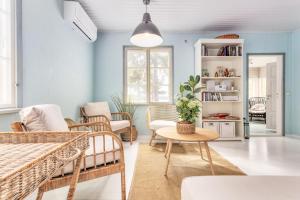 基尔科努米Villa Porkkala - Seafront Jacuzzi Nature Reserve的客厅设有蓝色的墙壁、椅子和桌子